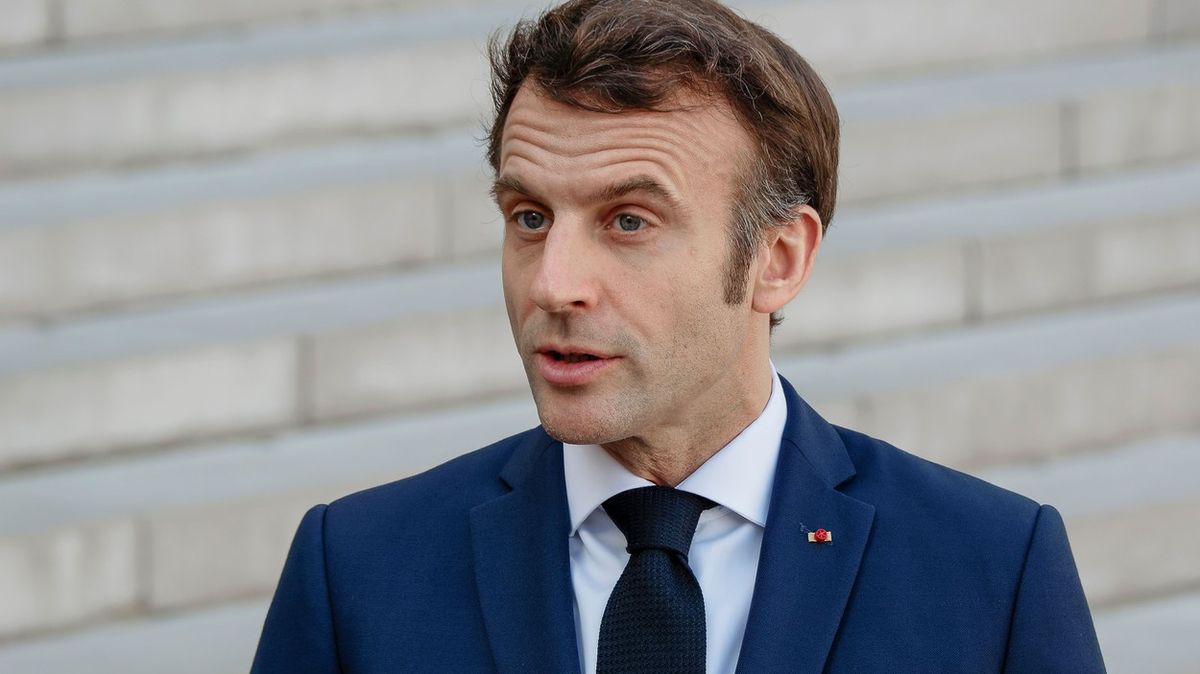 Na penzi budete čekat déle, slibuje Francouzům před volbami Macron